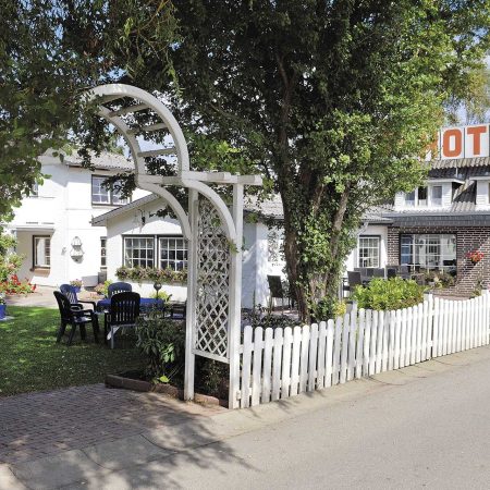 Terrasse mit Blick auf den Hotelbereich