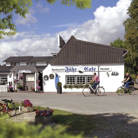Fahrradwanderweg am Fähr-Café vorbei