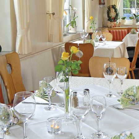 festlich eingedecktes Restaurant