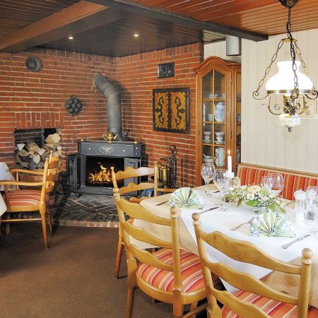 festlich eingedecktes Kaminzimmer