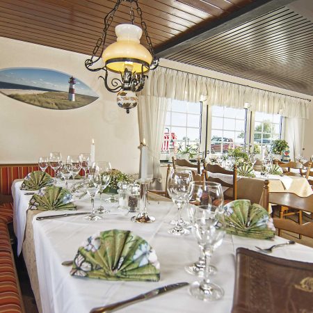 festlich eingedecktes Restaurant