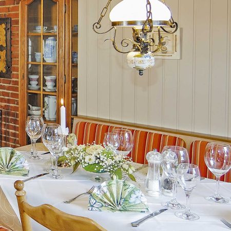 Bild aus dem Kaminzimmer mit eingedeckten Tisch