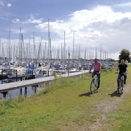 Bild Strandweg mit zwei Radfahrern am Hafen