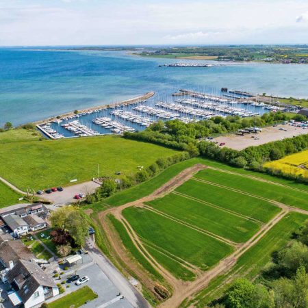 Luftbild von unserem schönen Fähr-Café mit Hafennähe