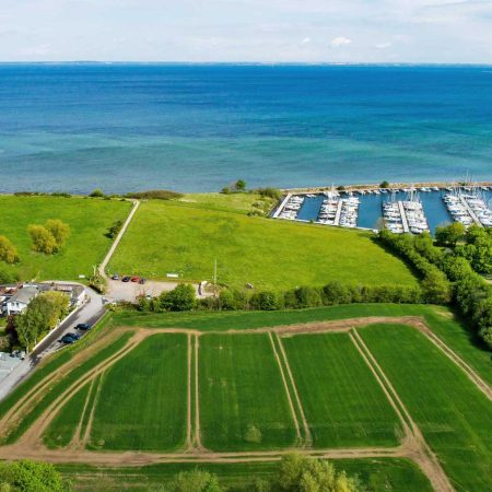 Luftbild von unserem schönen Fähr-Café mit Hafennähe