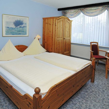 Beispiel eines Doppelzimmers im Landhausstil mit Gartenblick